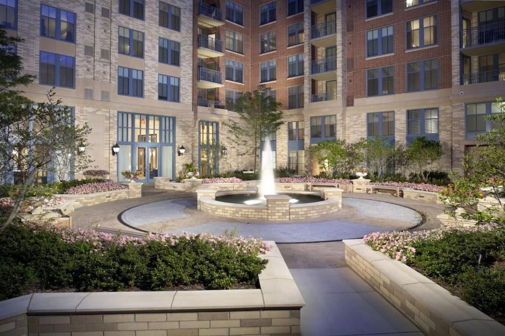 Upscale Comfort Next To Metro And Dining Arlington Exteriör bild