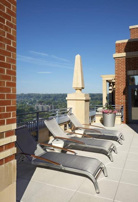 Upscale Comfort Next To Metro And Dining Arlington Exteriör bild