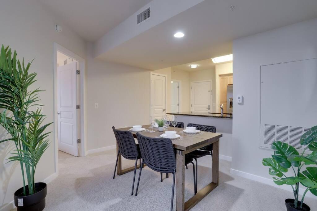 Upscale Comfort Next To Metro And Dining Arlington Exteriör bild