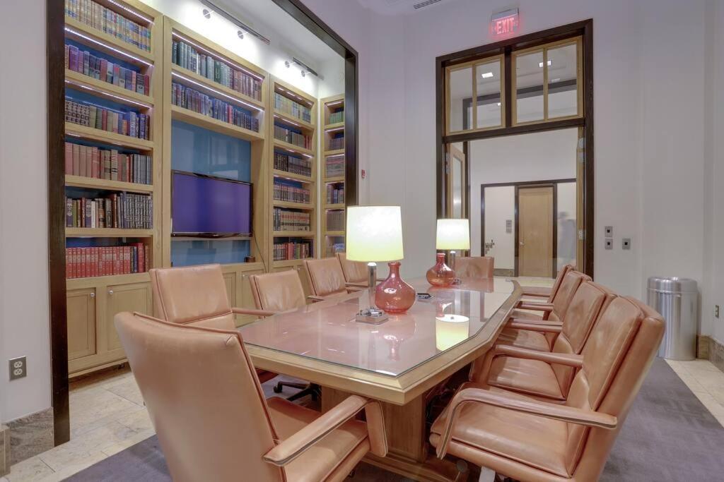 Upscale Comfort Next To Metro And Dining Arlington Exteriör bild